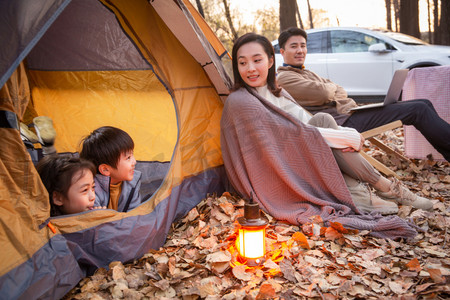 露营灯光摄影照片_秋天幸福家庭户外露营