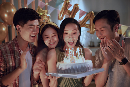 欢乐生日摄影照片_欢乐的青年朋友过生日