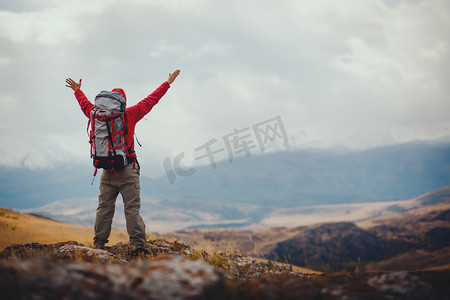 探险、 旅游、 旅游、 徒步旅行和人们的观念-在山中，背包里的人
