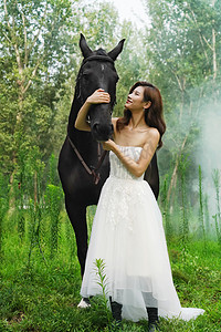 八骏马图摄影照片_穿婚纱的漂亮女人搂着骏马