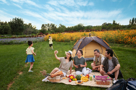 快乐的一家人在郊外野餐