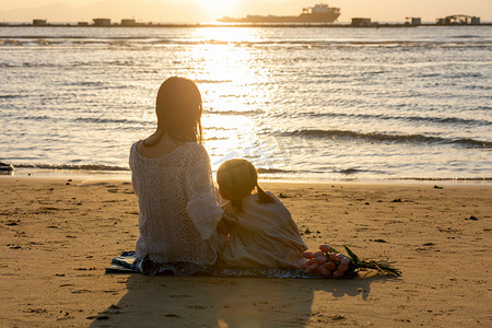 母亲节旅游摄影照片_母亲节母女海边日落夏天摄影图配图