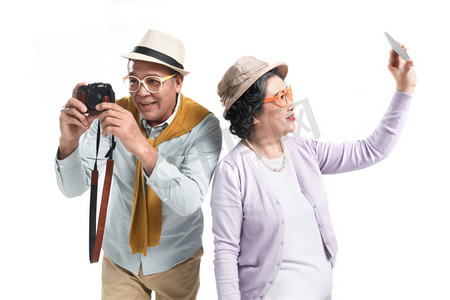 老年人拍照背景图摄影照片_老年夫妇旅行拍照