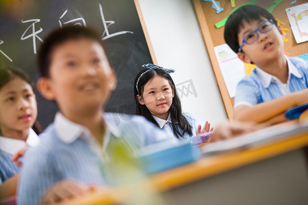 小学生在教室里