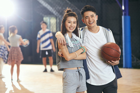 比赛框摄影照片_青年男女在篮球馆