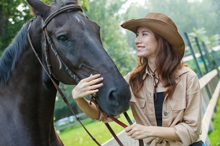围栏旁的个性女孩和马