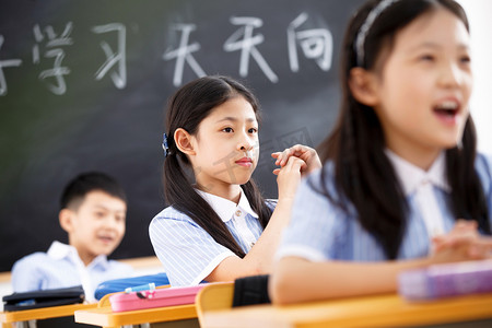 教室里的女生摄影照片_小学生在教室里