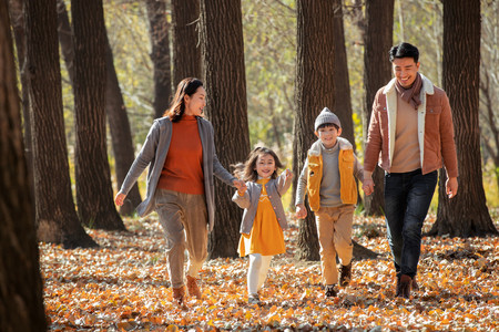 秋天幸福家庭在户外散步
