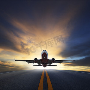 sk摄影照片_从对美丽的昏暗 sk 跑道起飞的客机