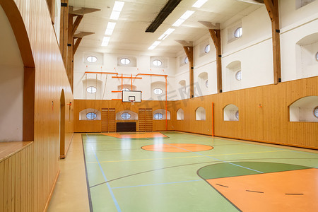 体育馆摄影照片_空的公共体育馆篮球场与内部