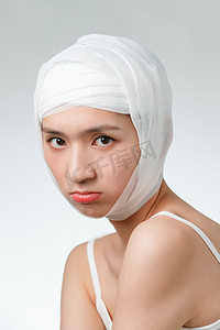 皮肤烦恼摄影照片_青年女人做面部整形手术