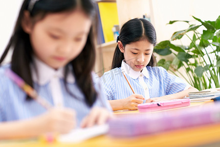 女生友谊摄影照片_可爱的小学女生在教室里