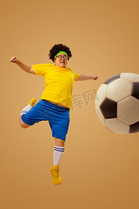 世界杯踢足球人物摄影照片_球迷小胖