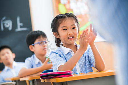 男孩在教室看书摄影照片_小学生在教室里