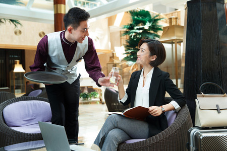 酒店服务员给顾客端水