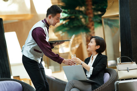 酒店服务员给顾客端水