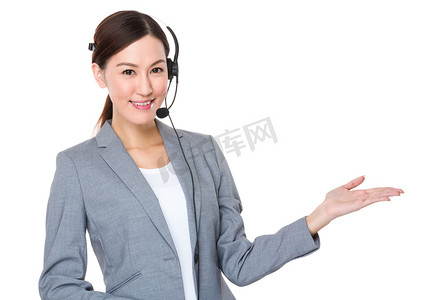 customer摄影照片_Customer services consultant with hand presentation