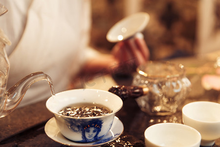 中国古典传统摄影照片_青年女人泡茶