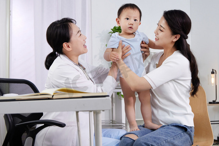 女医生图片摄影照片_医生给婴儿检查身体