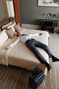 青年男士躺在酒店床上