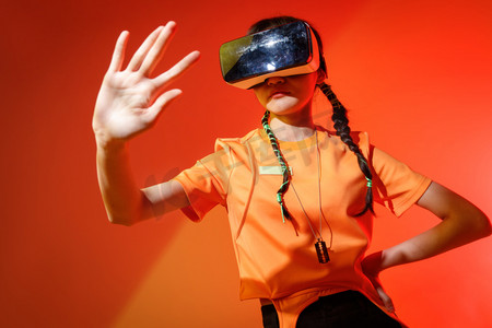 vr虚拟现实摄影摄影照片_戴着VR眼镜的个性年轻女孩