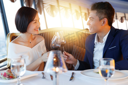 情侣吃饭摄影照片_青年夫妇在餐厅用餐
