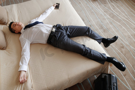 不舒服男摄影照片_青年男士躺在床上睡觉