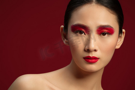 红色眼影彩妆美女肖像