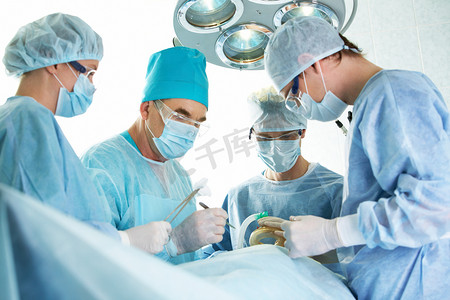 hospital摄影照片_Surgeons at work