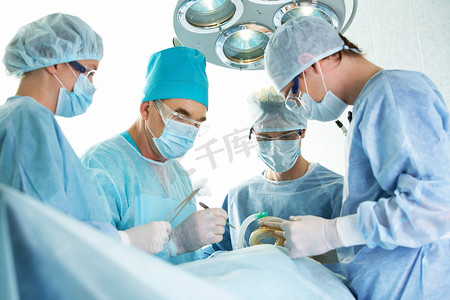 uniform摄影照片_Surgeons at work