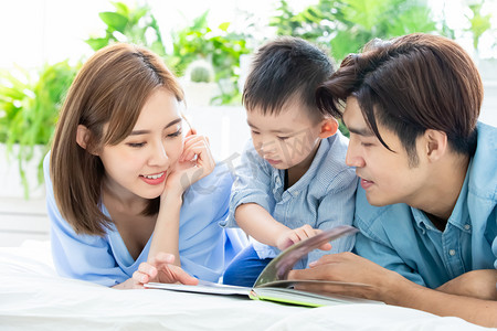 educate摄影照片_Parent read book with child