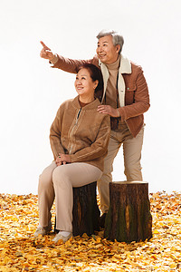 秋天温馨背景摄影照片_幸福的老年夫妇