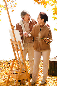 老年夫妇在庭院里画画