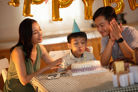 派对图片摄影照片_欢乐的一家三口庆祝生日