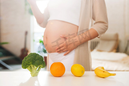 幸福孕妇摄影照片_孕妇的健康饮食