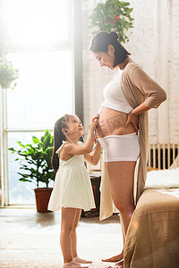 二胎摄影照片_孕妇妈妈和小女孩