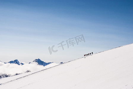 爬雪山摄影照片_爬雪山顶上的登山者。梦线.