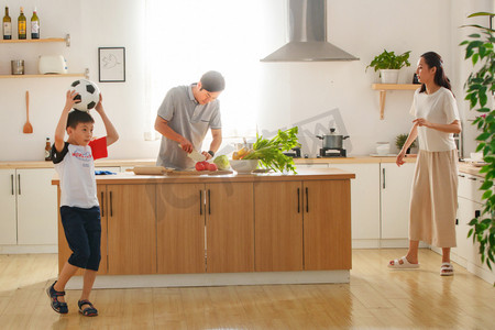 厨房里的人摄影照片_在厨房里的幸福家庭