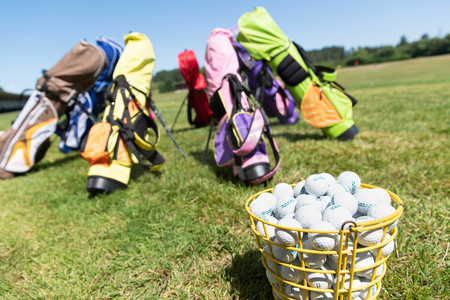高尔夫球包摄影照片_七彩儿童高尔夫球包和球