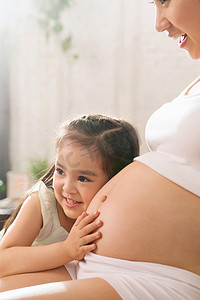 孕妇摄影照片_孕妇妈妈和小女孩