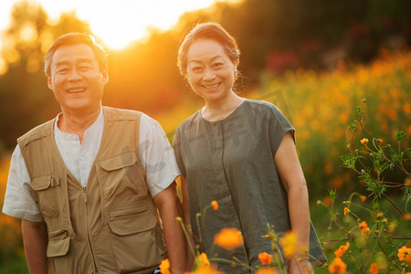 花丛中幸福的老年夫妇