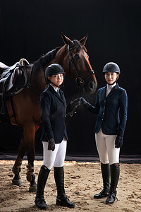 动物马人物摄影照片_帅气的姐妹俩和马的肖像