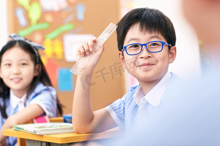 男孩在教室看书摄影照片_小学生在教室里