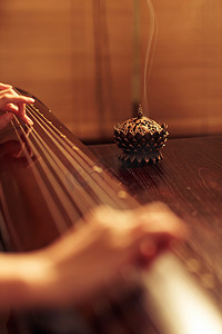 中国古典乐器摄影照片_青年女人弹七弦琴