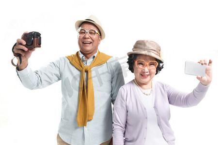 老年人拍照背景图摄影照片_老年夫妇旅行拍照