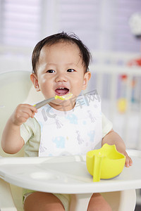 辅食图片摄影照片_可爱的宝宝自己吃饭