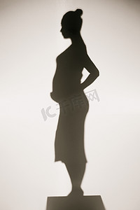 人物剪影背景图摄影照片_孕妇的剪影