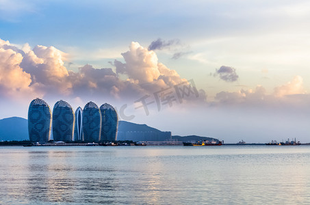 凤凰眼珠摄影照片_中国海南三亚海域凤凰岛上的浮雕景观