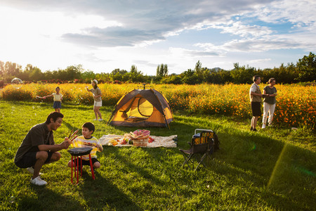 烤肉图片摄影照片_快乐的一家人在郊外野炊
