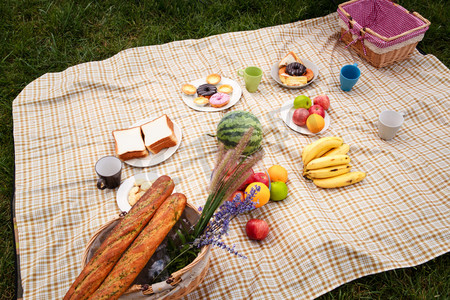 苹果摄影照片_野餐垫上的面包水果